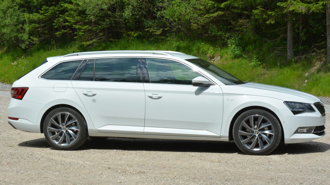 Fast fünf Meter lang und deshalb ganz viel Platz: Das ist der neue Skoda Superb Combi.