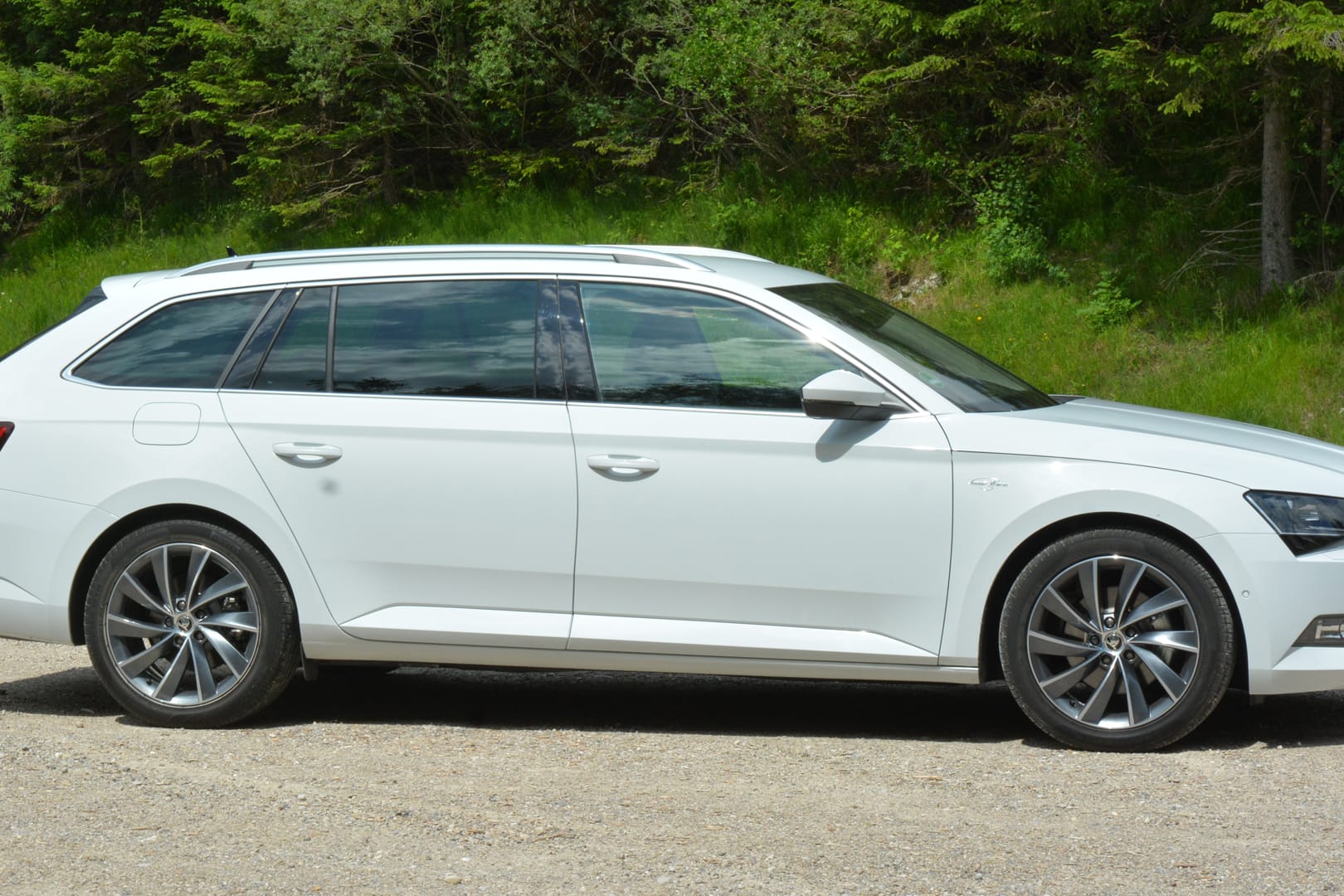 Fast fünf Meter lang und deshalb ganz viel Platz: Das ist der neue Skoda Superb Combi.