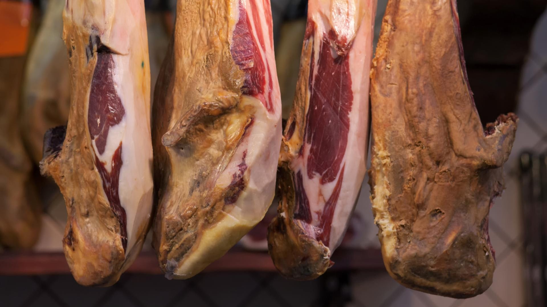 In vielen spanischen Bars hängen die Schinken zum Trocknen von der Decke.