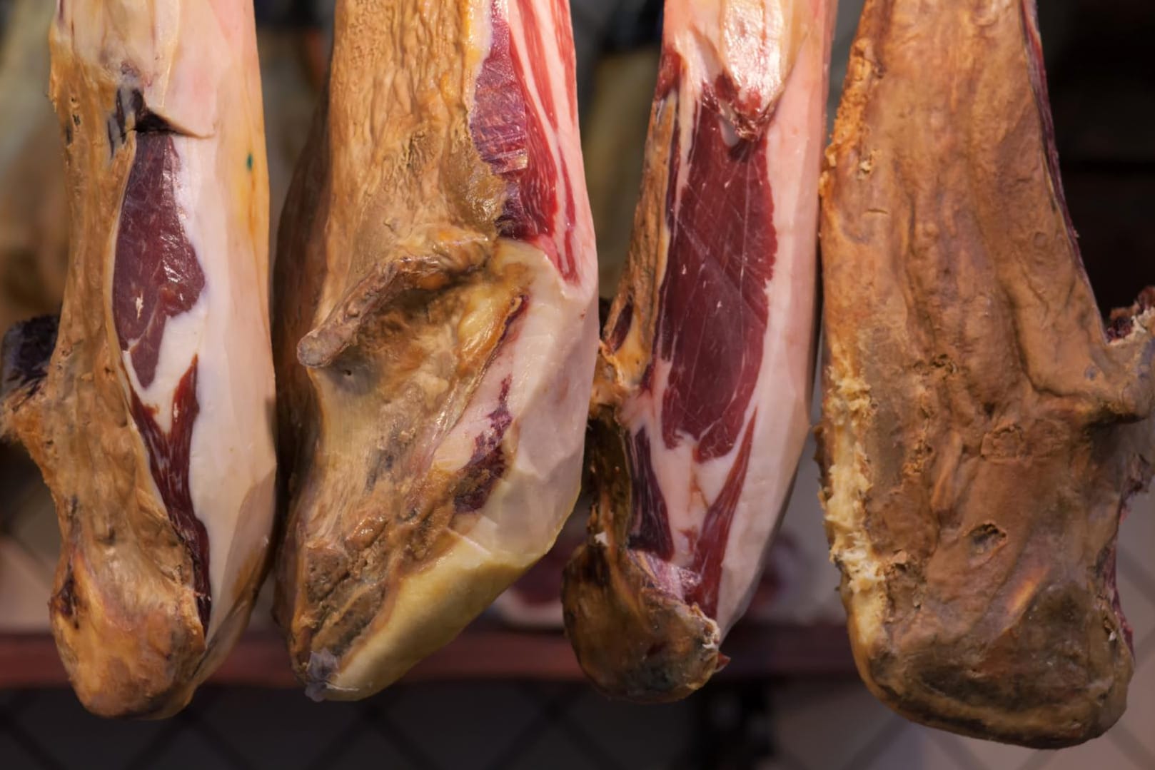 In vielen spanischen Bars hängen die Schinken zum Trocknen von der Decke.