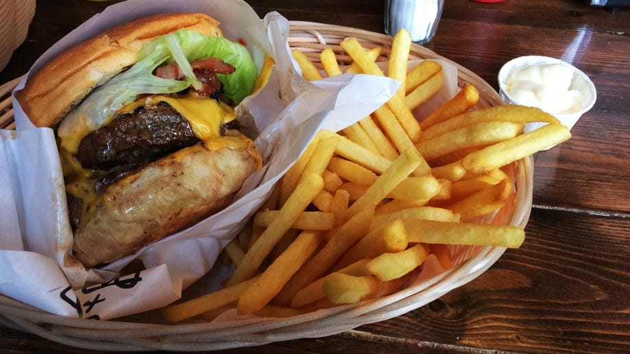 Es müssen aber nicht immer ausgefallene Zutaten oder aufwendigen Dips sein. Eine Britin schwärmt ganz ohne Schnick-Schnack: "Ohne Übertreibung wird hier der beste Cheeseburger serviert, den ich je gegessen habe." Damit meint sie Tommi's Burger Joint Berlin. Es müssen aber nicht immer ausgefallene Zutaten oder aufwendigen Dips sein. Eine Britin schwärmt ganz ohne Schnick-Schnack: "Ohne Übertreibung wird hier der beste Cheeseburger serviert, den ich je gegessen habe." Damit meint sie Tommi's Burger Joint Berlin.