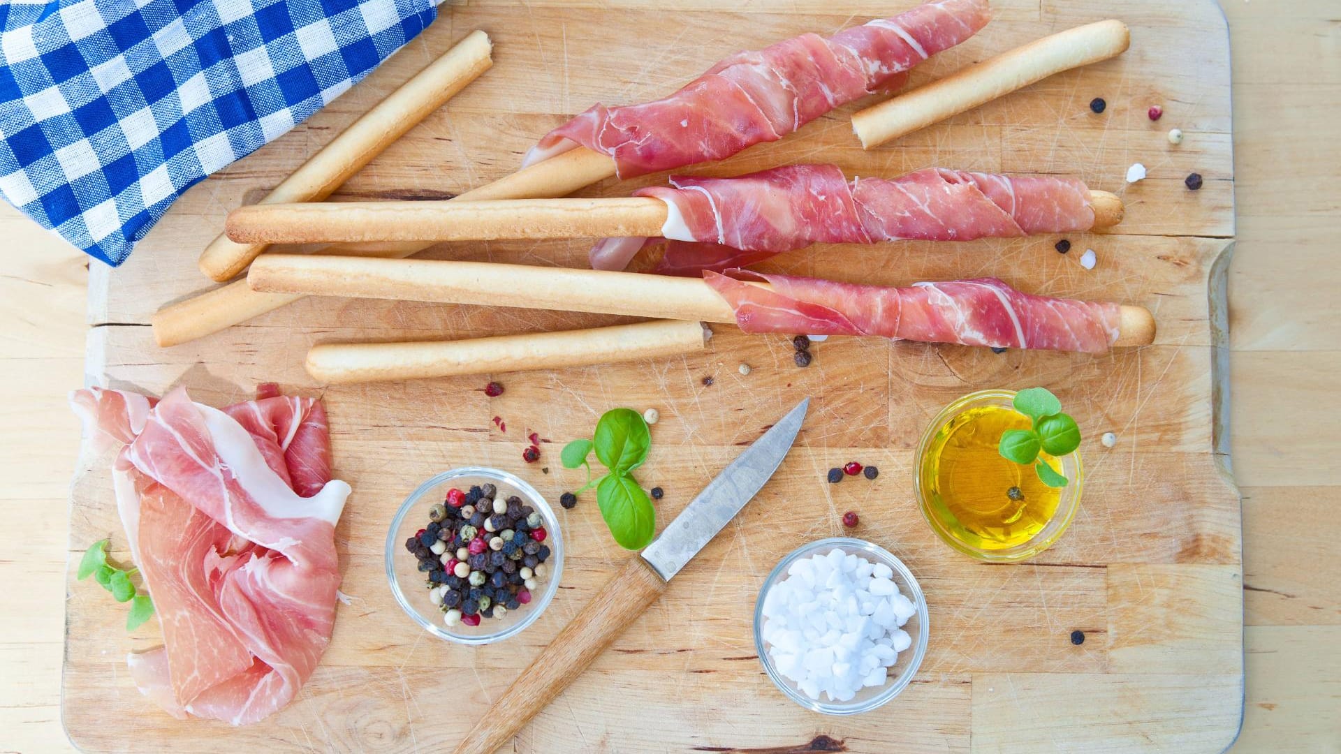 Köstliche Kombination: San Daniele Schinken um Grissini gewickelt wird zum leckeren Snack.