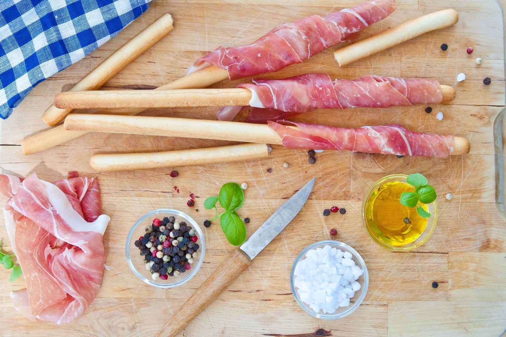 Köstliche Kombination: San Daniele Schinken um Grissini gewickelt wird zum leckeren Snack.