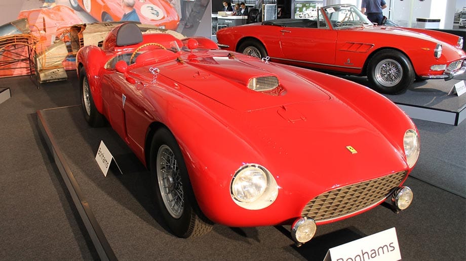 Auf dem neunten Platz landet der Ferrari 375 MM aus dem Jahr 1954. 18,3 Millionen US-Dollar (16,5 Millionen Euro) erlöste der Wagen bei einer Auktion im Jahr 2014.