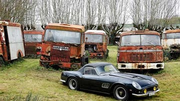 Platz zehn für den Ferrari 250 GT Spyder California SWB von 1961, der unter anderem von Schauspieler Alain Delon gefahren wurde. Im Februar 2015 erlöste der Bolide bei einer Auktion in Paris 16,3 Millionen Euro.