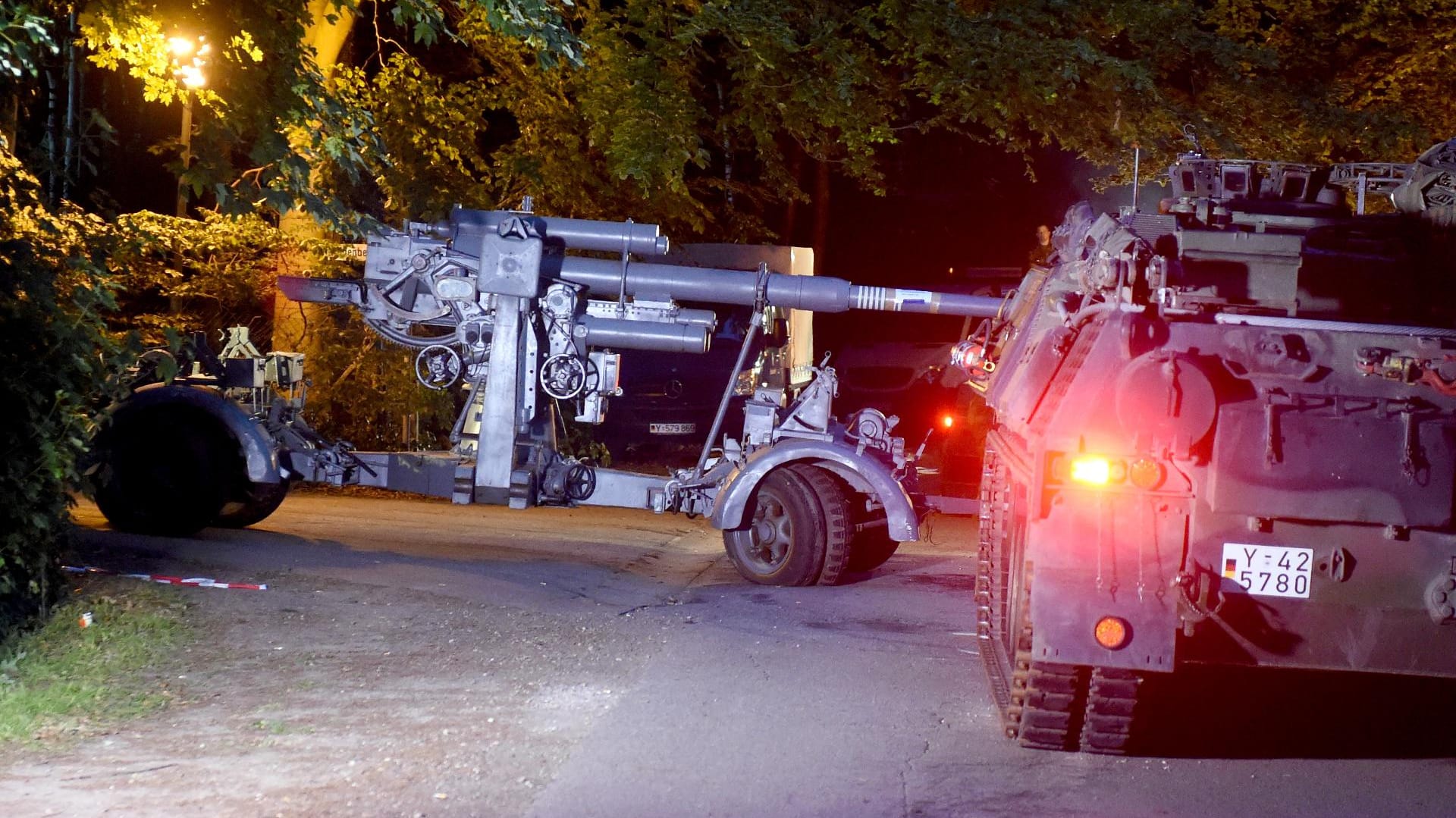 Der Abtransport dieses 8,8-Zentimeter-Flakgeschützes sowie weiterer Militaria dauerte die ganze Nacht. Der Abtransport dieses 8,8-Zentimeter-Flakgeschützes sowie weiterer Militaria dauerte die ganze Nacht.
