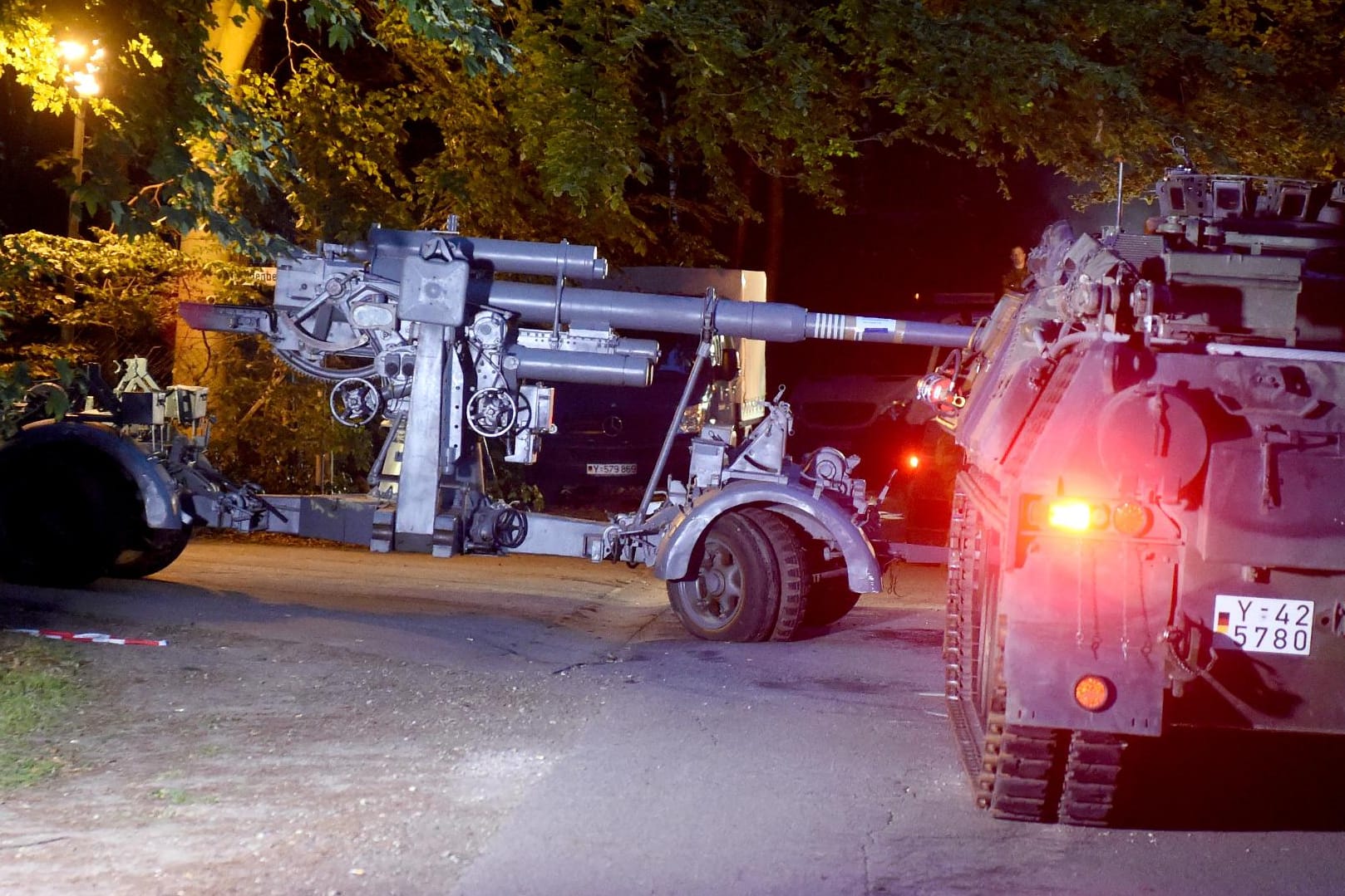 Der Abtransport dieses 8,8-Zentimeter-Flakgeschützes sowie weiterer Militaria dauerte die ganze Nacht.