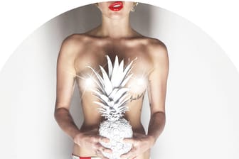 Miley Cyrus posiert oben ohne für das "V Magazine".