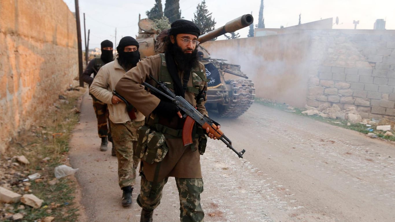 Mitglieder der radikalen Al-Nusra-Front bei ihrer Offensive in der Nähe von Aleppo.
