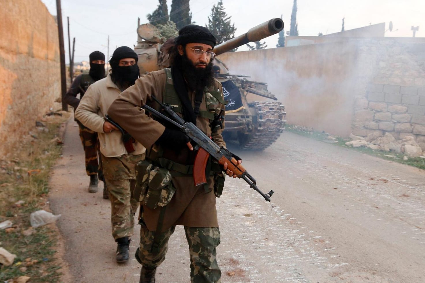 Mitglieder der radikalen Al-Nusra-Front bei ihrer Offensive in der Nähe von Aleppo.