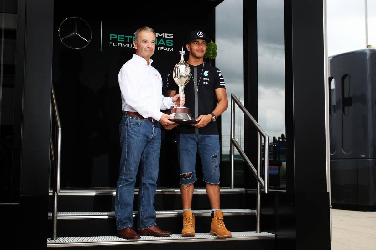 Lewis Hamilton bekommt als bester britischer Fahrer der Formel 1 die -Hawthorn-Memorial-Trophäe überreicht. Der Weltmeister erhält sie bereits zum vierten Mal.