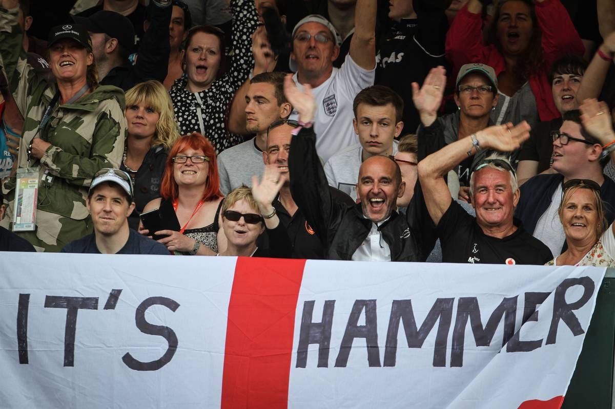In Silverstone ist Hamilton der gefeierte Mann. "It's Hammer time" ist die Auffiorderung seiner Crew, wenn er ein paar runden alles aus dem Boliden herausholen soll.