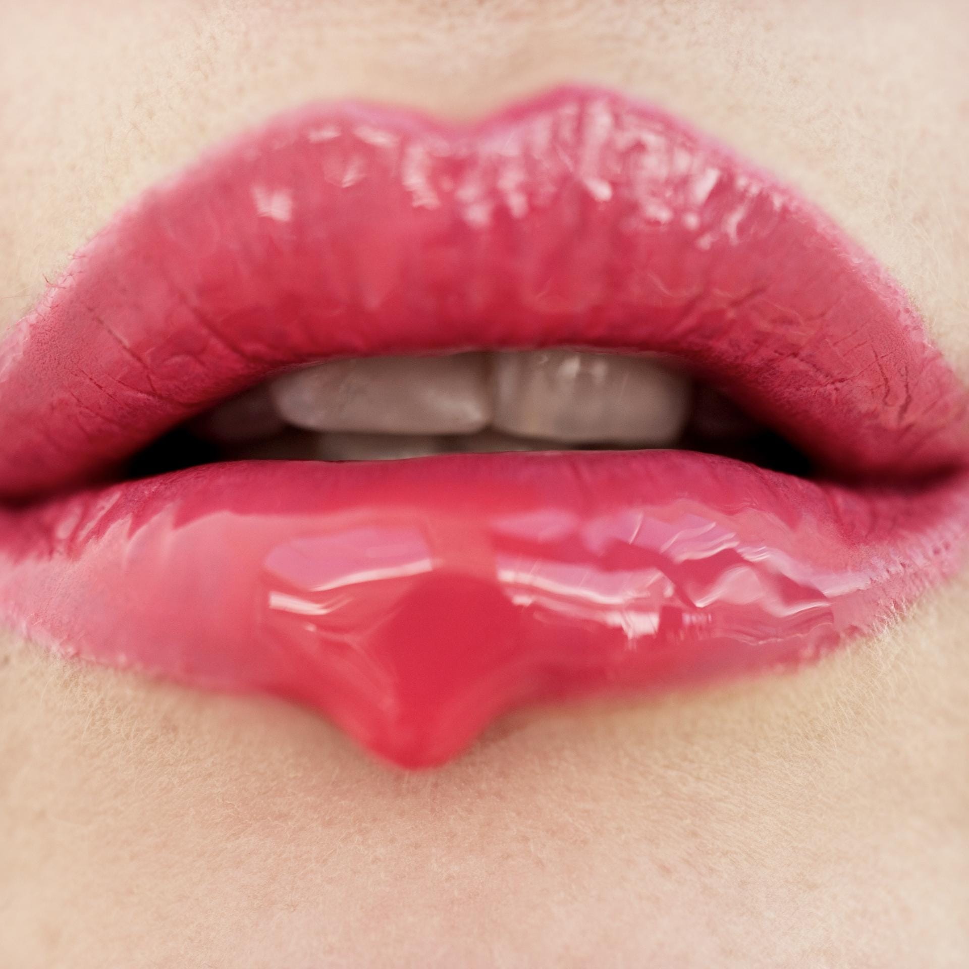 Der Kuss auf die Wange oder auf den Mund sollte lautlos sein. Laute Schmatzgeräusche und triefend-feuchte Lippen sind fehl am Platz. Außerdem sollte man die Lippen nicht zu fest und lang aufdrücken - aber auch nicht zu kurz.