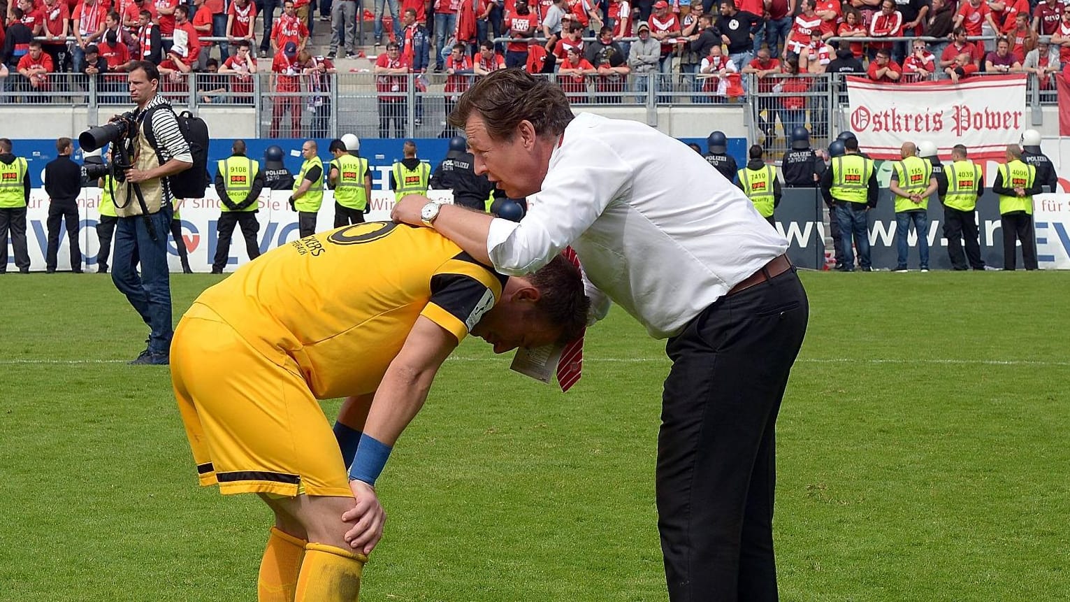 Torwart Daniel Endres (li.) und Präsident Claus-Arwed Lauprecht (re.) nach dem verpassten Aufstieg der Offenbacher Kickers. Torwart Daniel Endres (li.) und Präsident Claus-Arwed Lauprecht (re.) nach dem verpassten Aufstieg der Offenbacher Kickers.