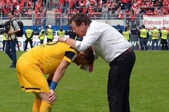 Torwart Daniel Endres (li.) und Präsident Claus-Arwed Lauprecht (re.) nach dem verpassten Aufstieg der Offenbacher Kickers.