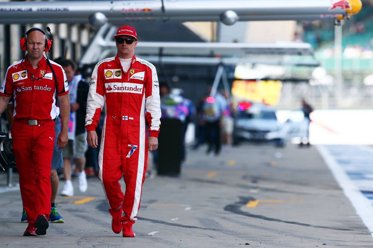 Kimi Raikkonen (re.) zeigt sich formverbessert und schlägt Sebastian Vettel in allen drei Trainings.