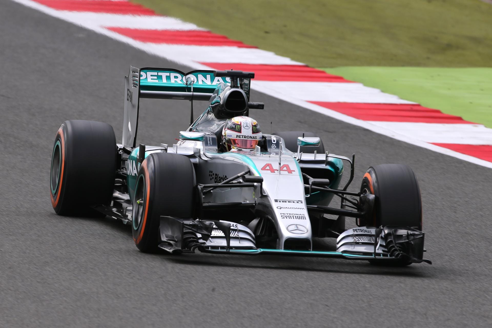 Am Samstag macht Lewis Hamilton ernst und fährt im Abschlusstraining eine deutliche Bestzeit.