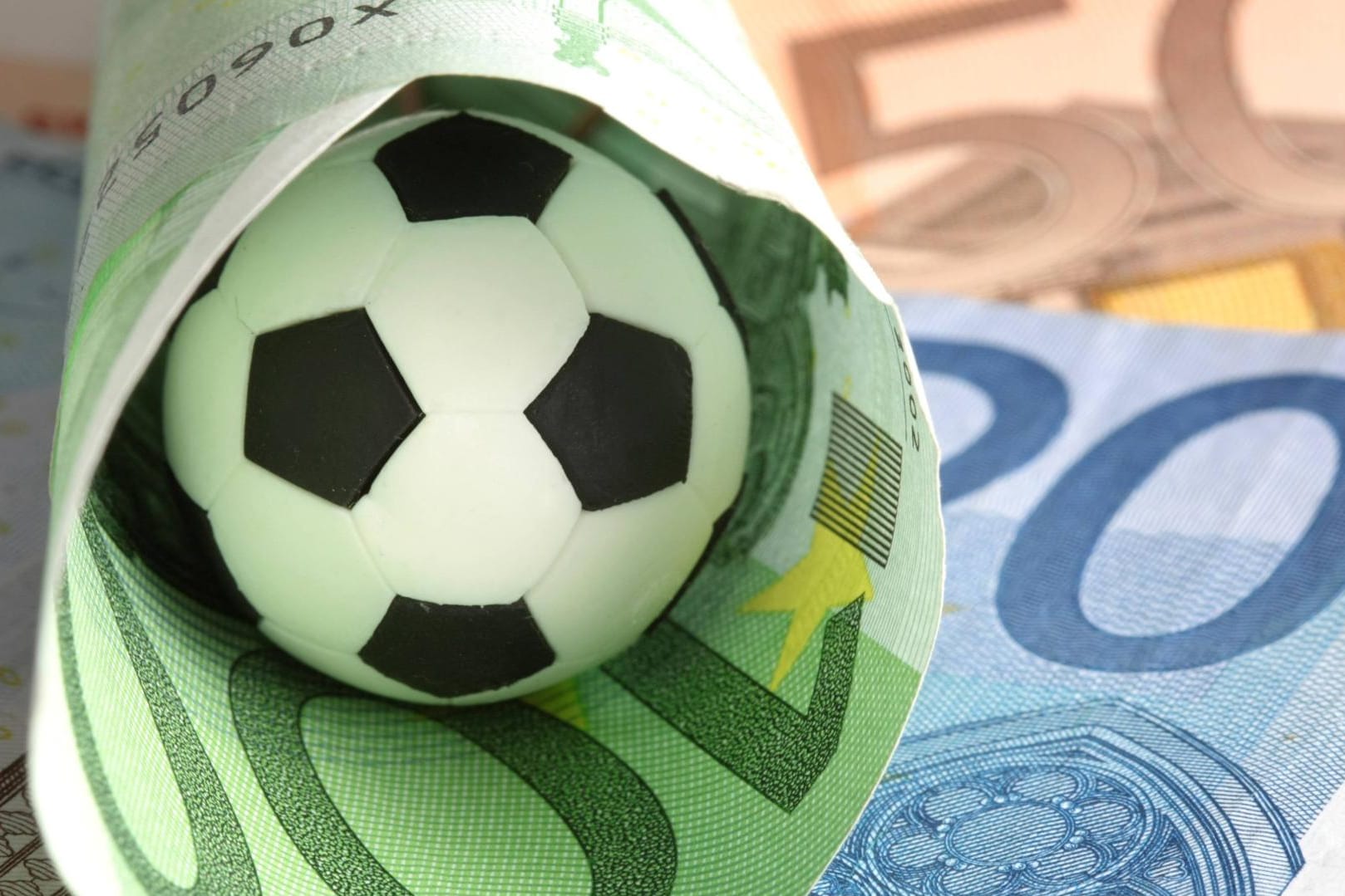 Geld spielt im Fußball eine immer größere Rolle.