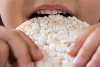 Experten warnen unter anderem vor dem übermäßigen Verzehr von Reiswaffeln.