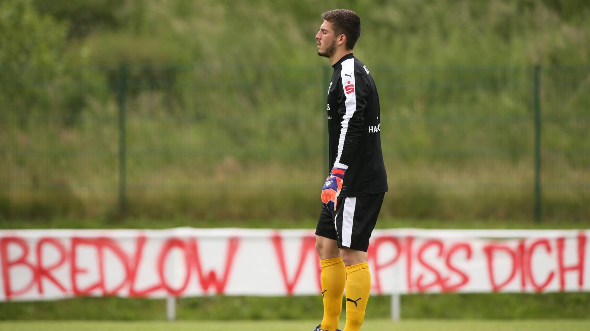 Fabian Bredlow wird von Ultras des Halleschen FC nicht akzeptiert. Fabian Bredlow wird von Ultras des Halleschen FC nicht akzeptiert.