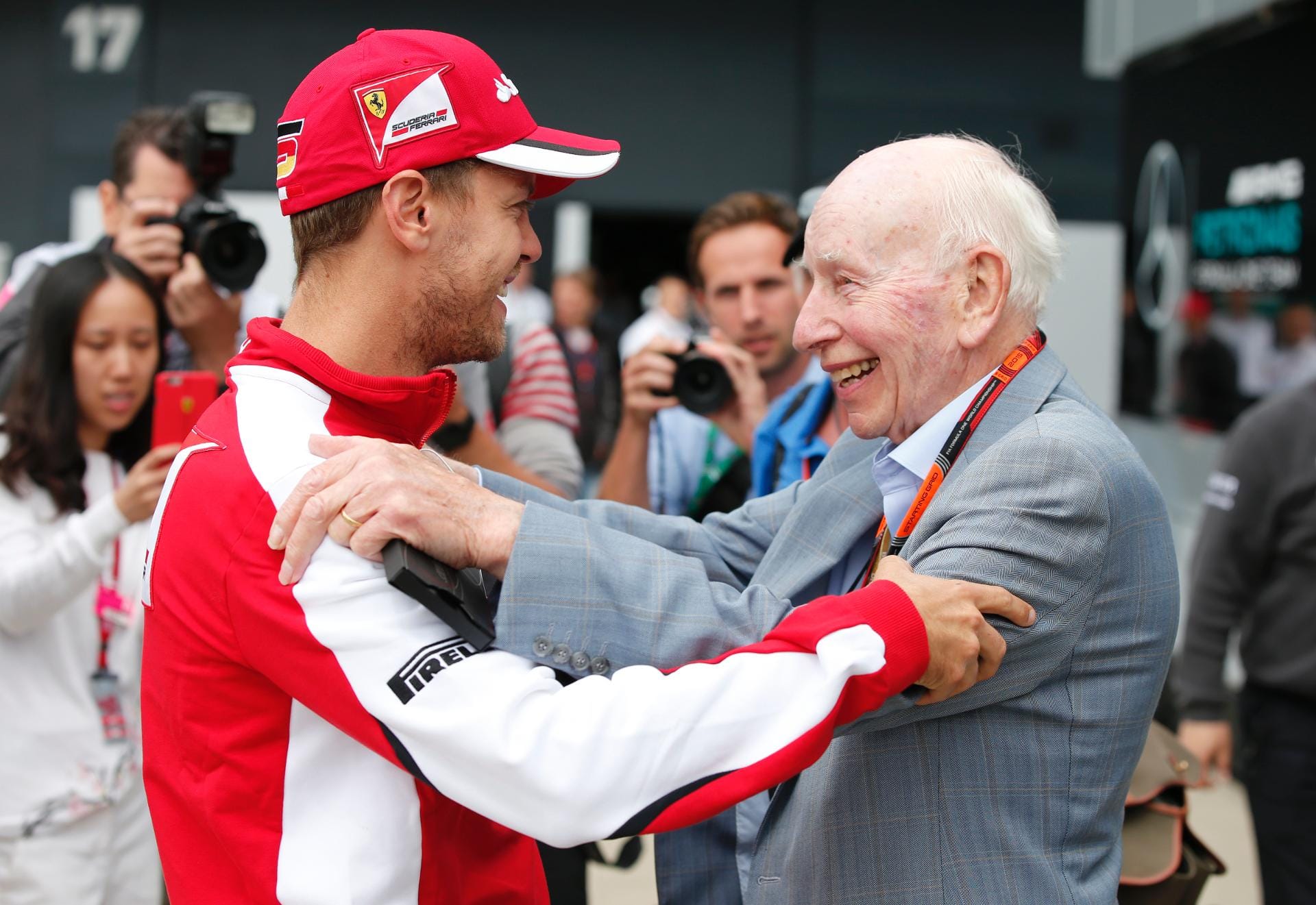 Sebastian Vettel lässt sich von F1-Legende John Surtees motivieren. Der 81-Jährige ist der einzige Fahrer der Geschichte, der sowohl Formel-1- als auch Motorradweltmeister war.