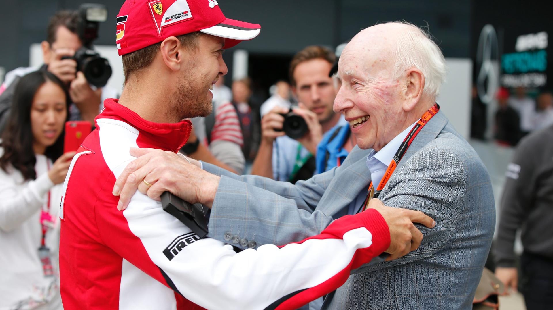 Sebastian Vettel lässt sich von F1-Legende John Surtees motivieren. Der 81-Jährige ist der einzige Fahrer der Geschichte, der sowohl Formel-1- als auch Motorradweltmeister war.