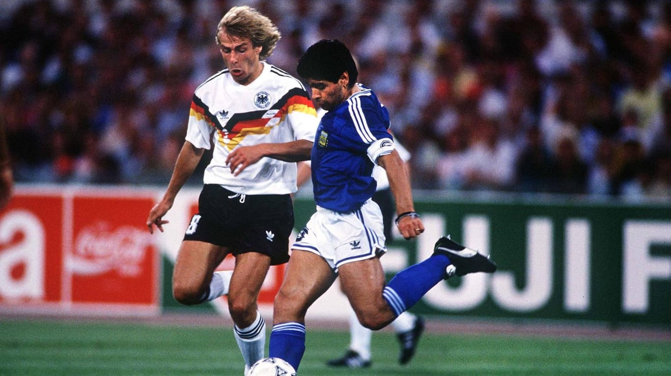 Jürgen Klinsmann (li.) und Diego Maradona im Zweikampf bei der WM 1990.