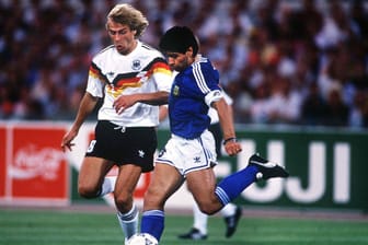 Jürgen Klinsmann (li.) und Diego Maradona im Zweikampf bei der WM 1990.