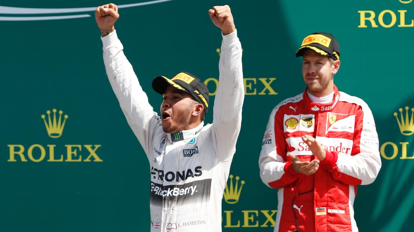 Lewis Hamilton (li.) lässt sich für seinen Sieg in Silverstone feiern.