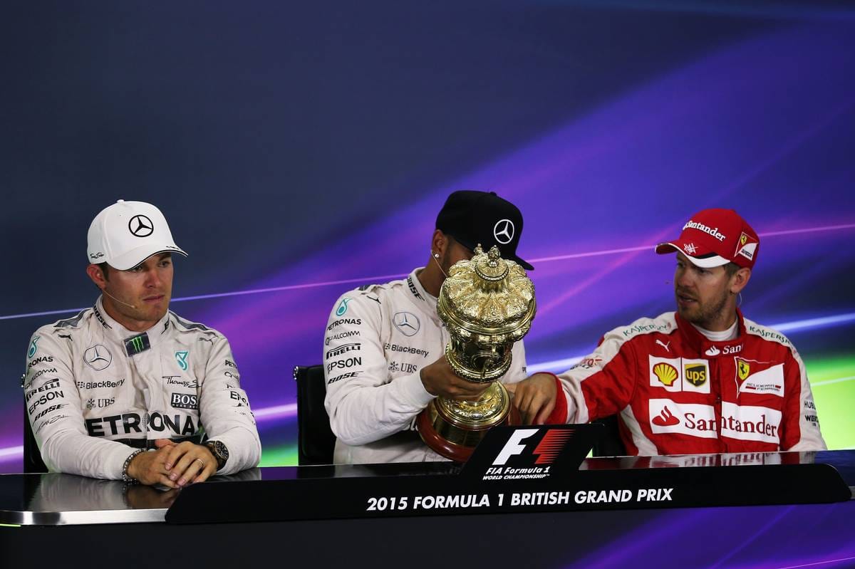 Hamilton (Mitte) sorgte vor dem Engalnd-GP für Schlagzeilen, weil er die Pokale in der Formel 1 als hässlich bezeichnete. Den in Silverstone nimmt er genau unter die Lupe.