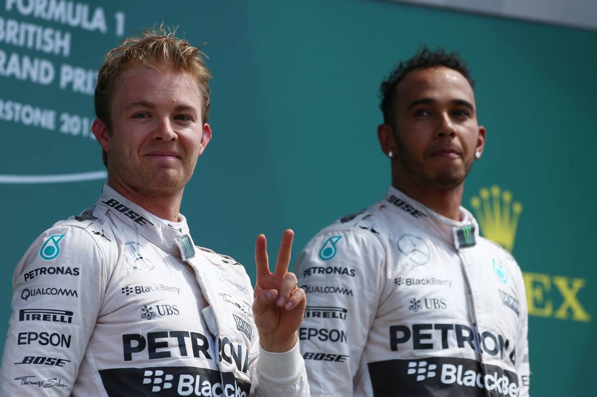 Nico Rosberg (li.) hat gegen Rennende beide Williams überholt und auch auf den Weltmeister mächtig aufgeholt. Doch ihm blieb einmal mehr nur Rang zwei. Trotzdem ist er gut gelaunt.