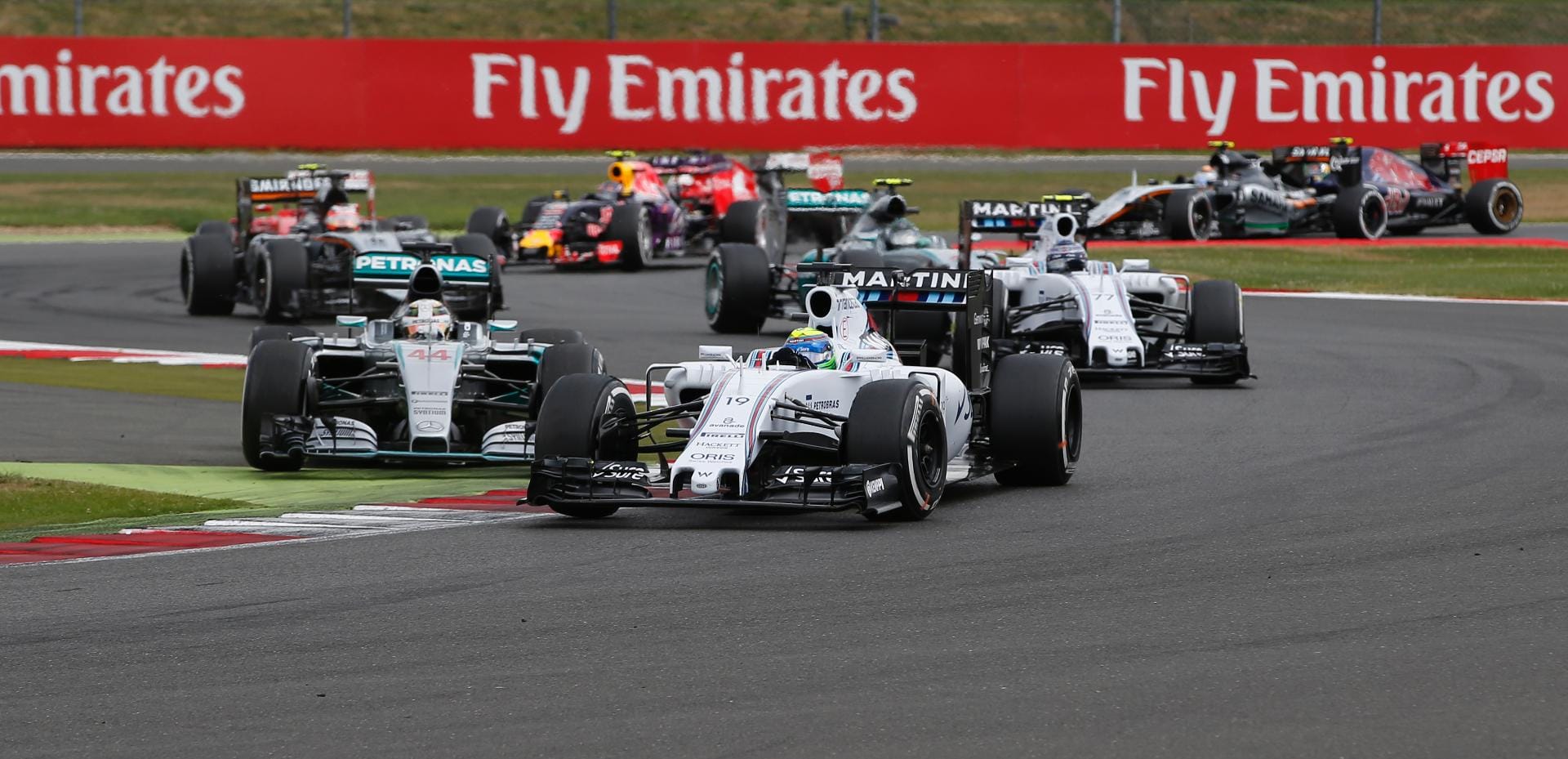 Kollege Valtteri Bottas (3.v.vorne) kommt ebenfalls besser weg, als Mercedes. Nach einer Safeyt-Car-Phase geht er auch an Hamilton (li.) und Rosberg 4.v.vorne) vorbei und stellt eine Williams-Doppelführung her.