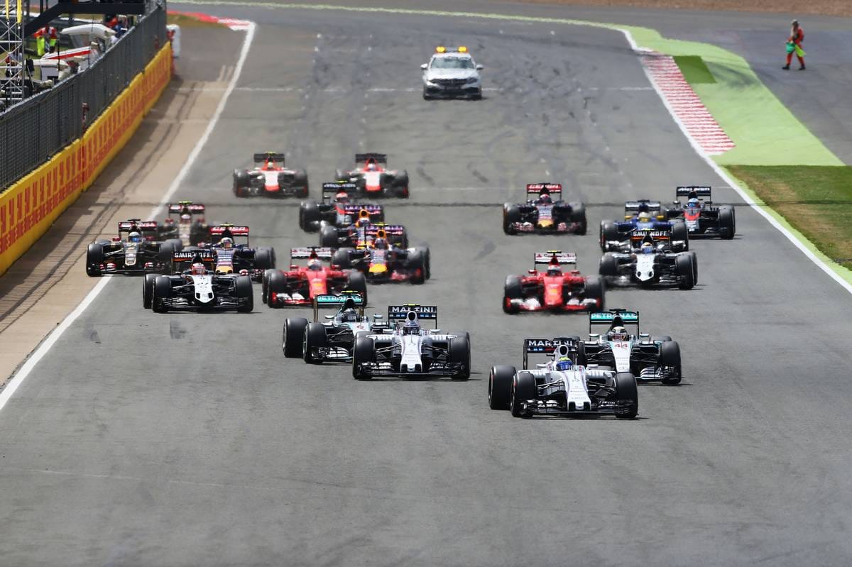 Beim Rennstart kommt Felipe Massa (vorne) am besten weg und zieht an beiden Silberpfeilen vorbei.