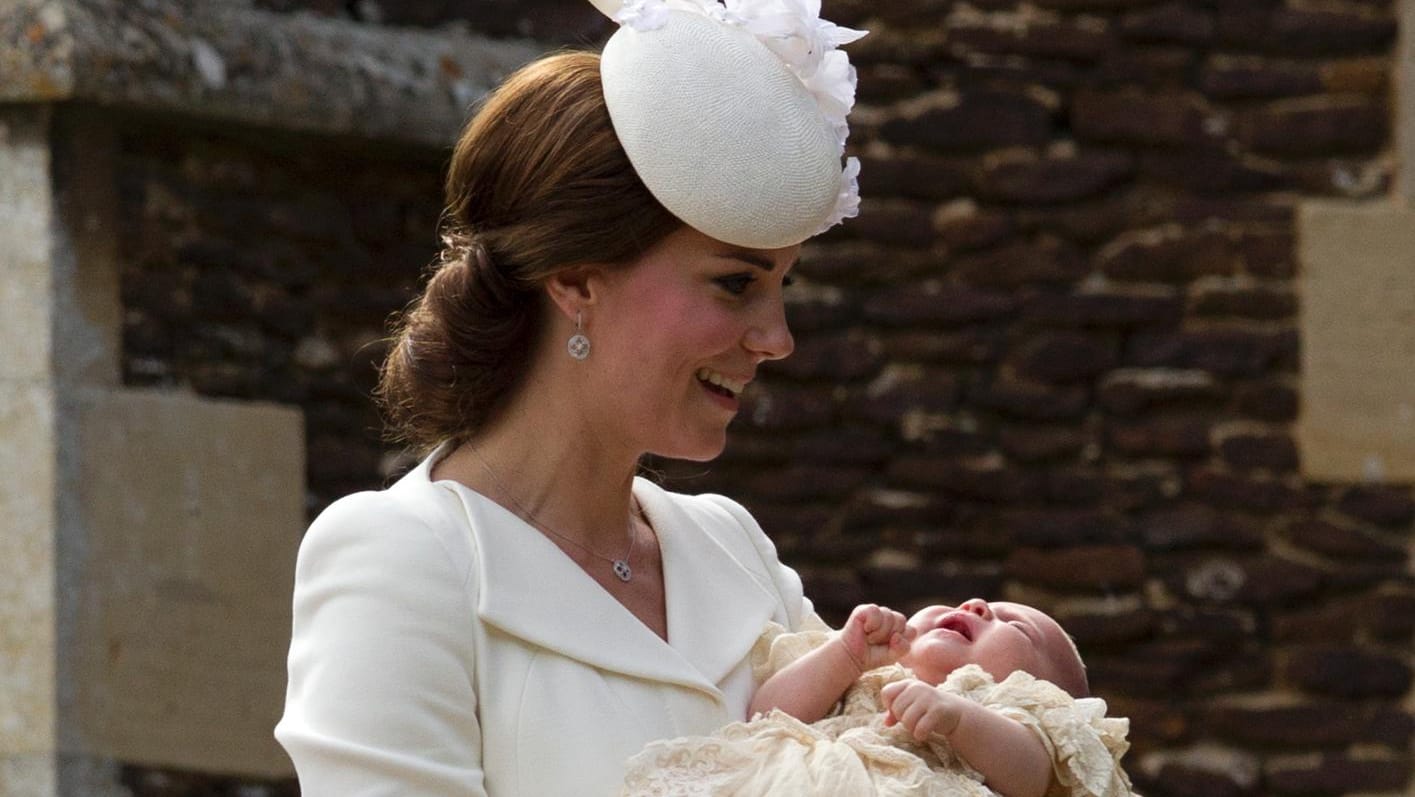 Herzogin Kate und Prinzessin Charlotte treffen bei Kirche Saint Mary Magdalene ein. Herzogin Kate und Prinzessin Charlotte treffen bei Kirche Saint Mary Magdalene ein.