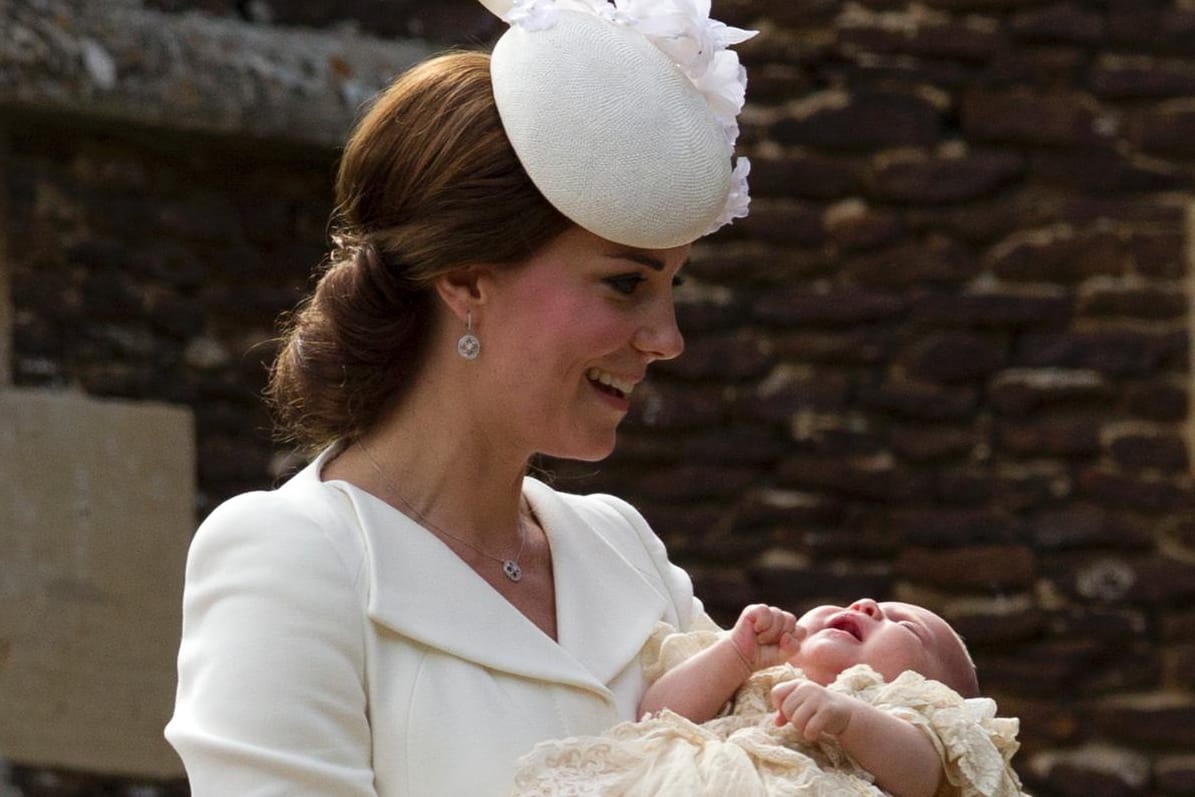 Herzogin Kate und Prinzessin Charlotte treffen bei Kirche Saint Mary Magdalene ein.