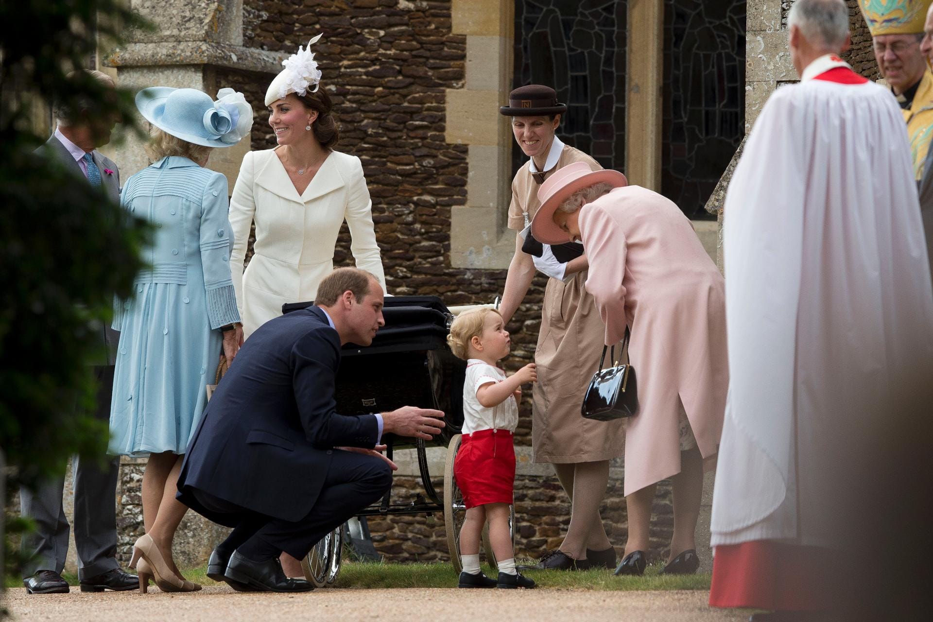 Danach plauderte der kleine Prinz erst einmal angeregt mit seiner Ur-Großmutter, Königin Elizabeth II.