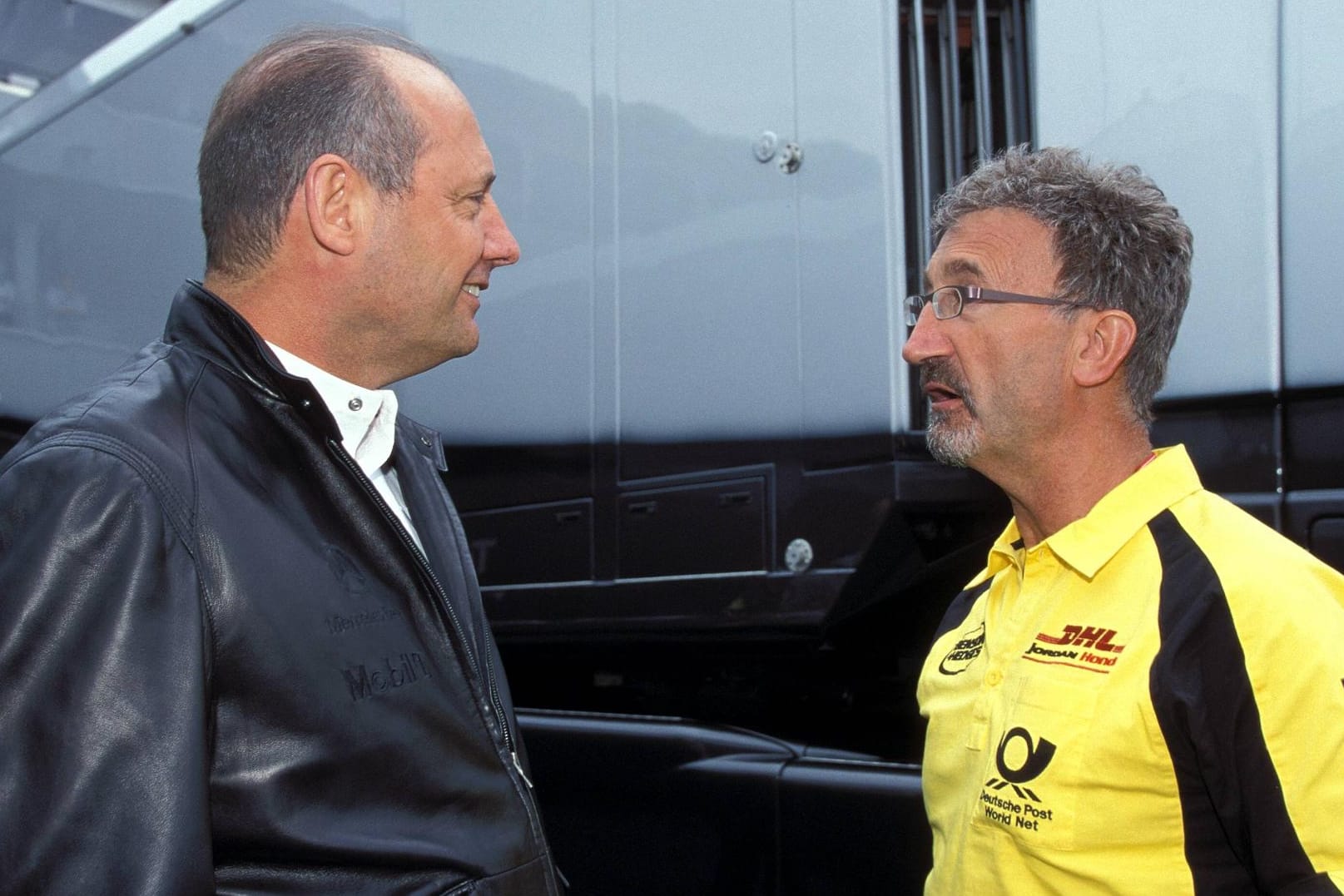 McLaren-Teamchef Ron Dennis (li.) und Eddie Jordan sind schon lange mit dem Formel-1-Zirkus verbunden. Dieses Bild stammt vom Nürburgring 2002.