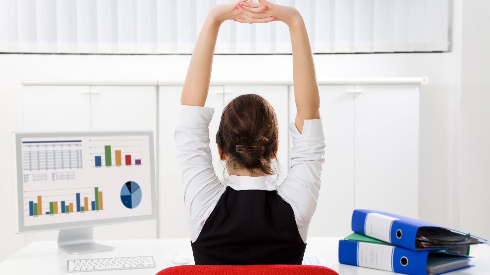 Kleine Übungen im Büro halten die Muskulatur fit.