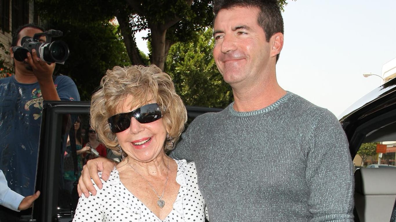 Musikproduzent Simon Cowell und seine Mutter im Jahr 2008.