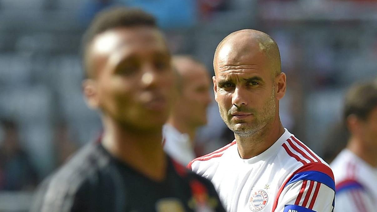 Bayern-Trainer Pep Guardiola beobachtet Julian Green beim Training. Bayern-Trainer Pep Guardiola beobachtet Julian Green beim Training.