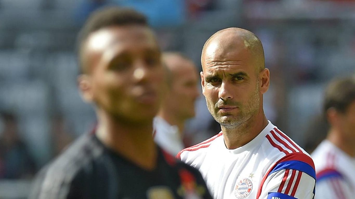 Bayern-Trainer Pep Guardiola beobachtet Julian Green beim Training.