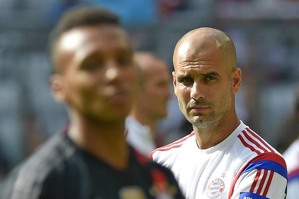 Bayern-Trainer Pep Guardiola beobachtet Julian Green beim Training.