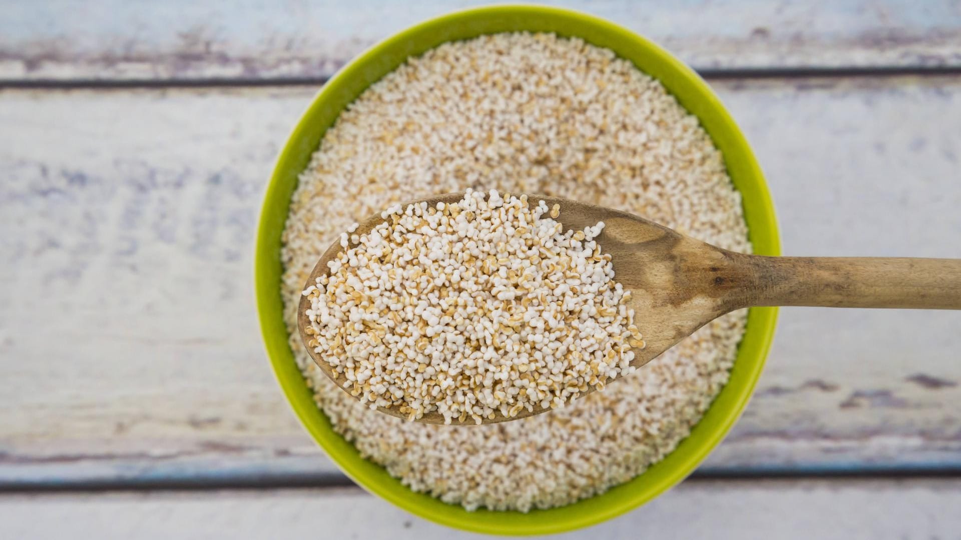 Gepuffter Amaranth kann mit erhitzter Butter und Honig zu Müsliriegeln verarbeitet werden.