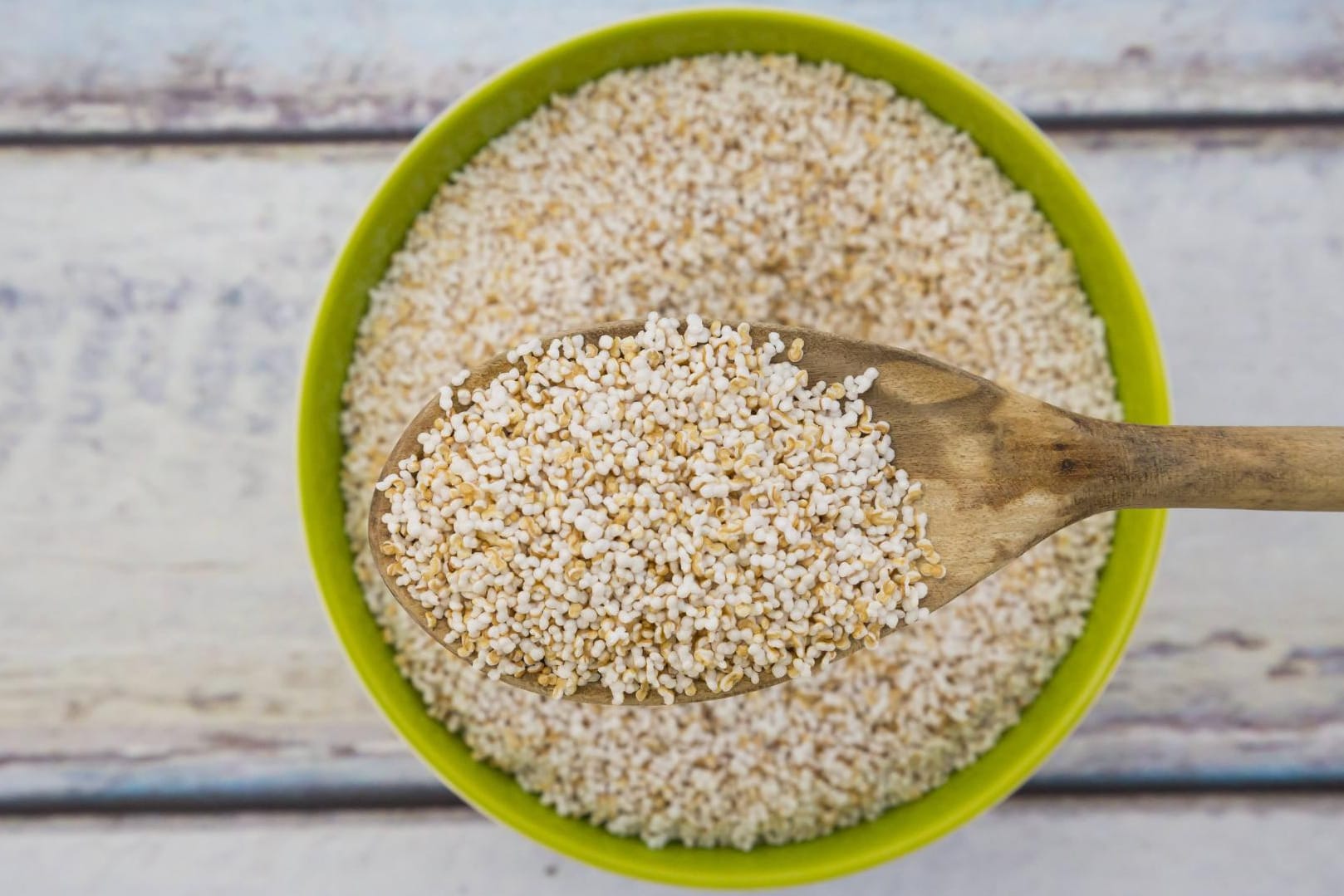 Gepuffter Amaranth kann mit erhitzter Butter und Honig zu Müsliriegeln verarbeitet werden.