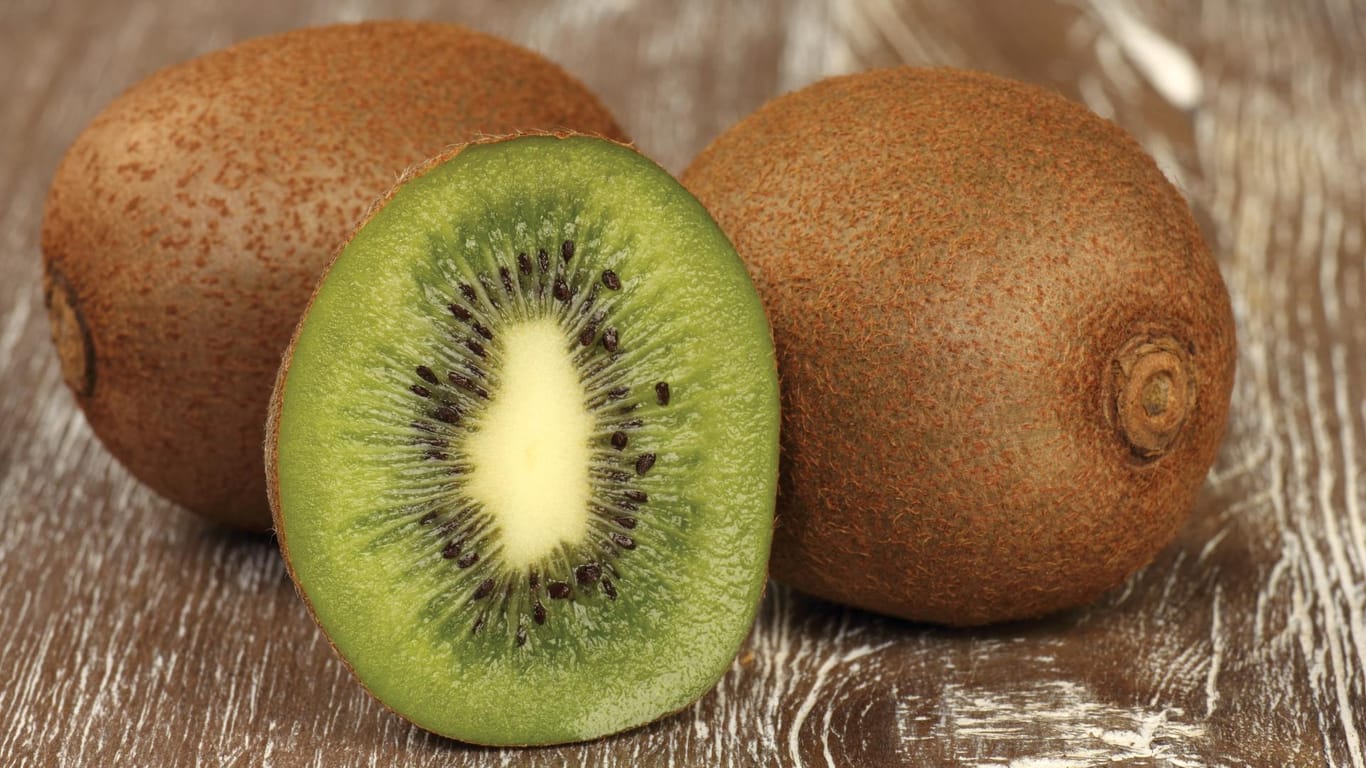 Die Kiwifrucht ist reich an Vitamin C.