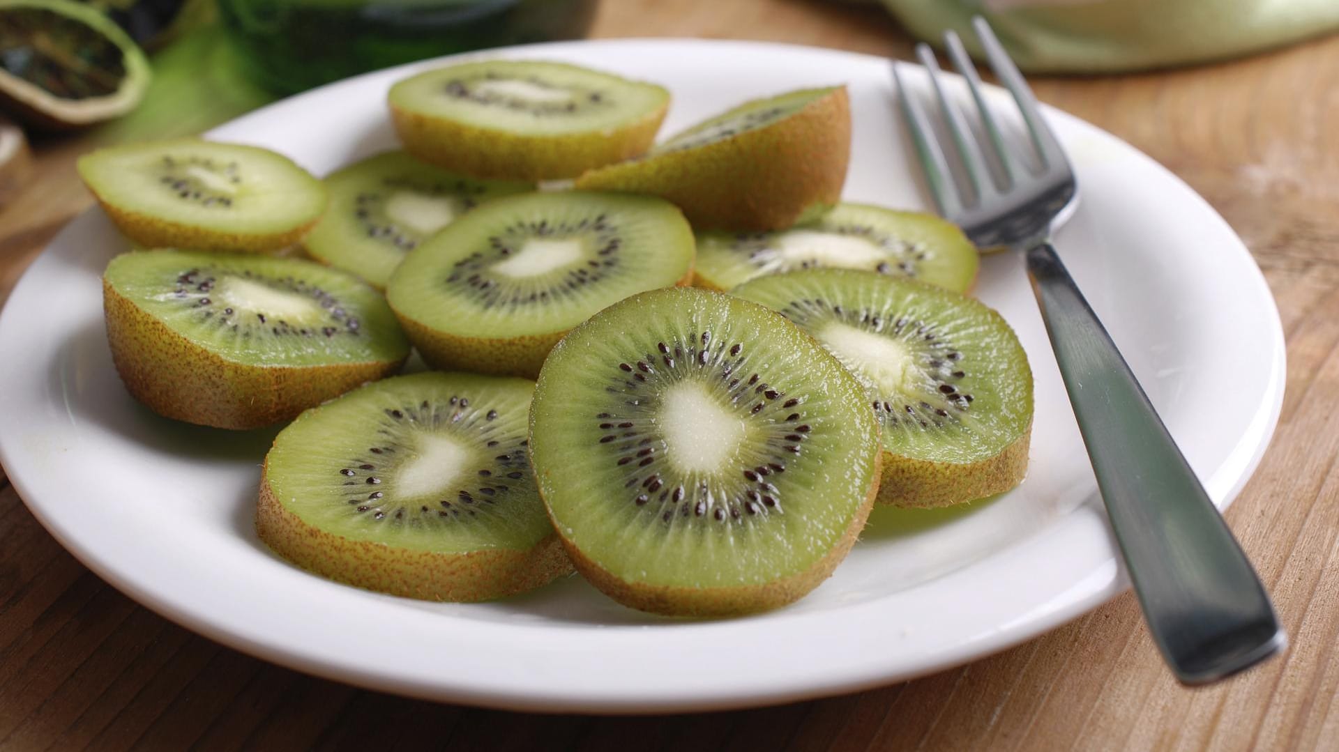 Ein juckender Gaumen nach dem Verzehr von Kiwis ist ein Anzeichen für eine allergische Reaktion.