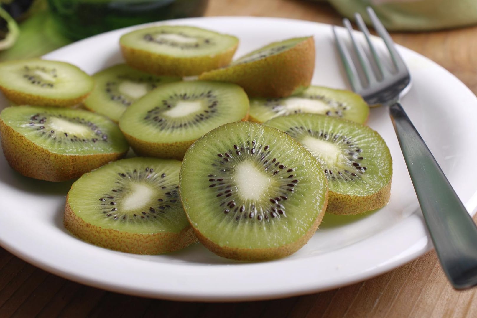 Ein juckender Gaumen nach dem Verzehr von Kiwis ist ein Anzeichen für eine allergische Reaktion.