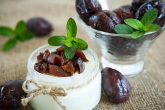 Trockenpflaumen sind eine gute Alternative zu anderen süßen Snacks zwischendurch und passen gut zu Joghurt oder Müsli.
