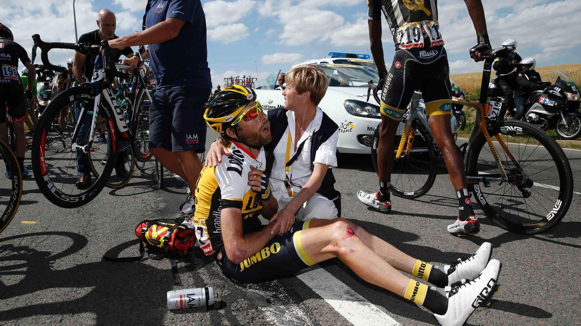 Auch von einer ausgekugelten Schulter nach dem Horror-Crash auf der 3. Tour-Etappe lässt sich Laurens ten Dam nicht stoppen.