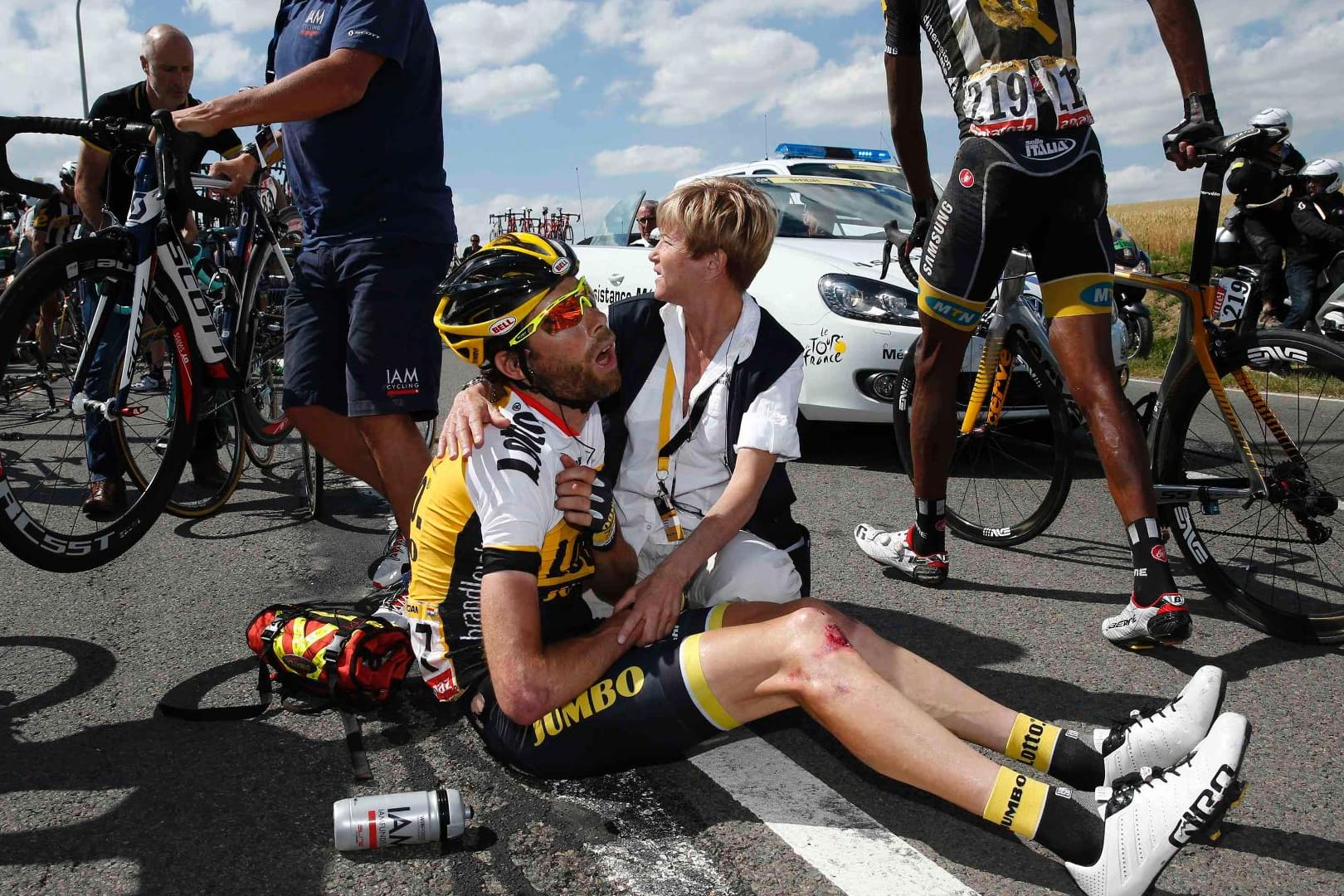 Auch von einer ausgekugelten Schulter nach dem Horror-Crash auf der 3. Tour-Etappe lässt sich Laurens ten Dam nicht stoppen.